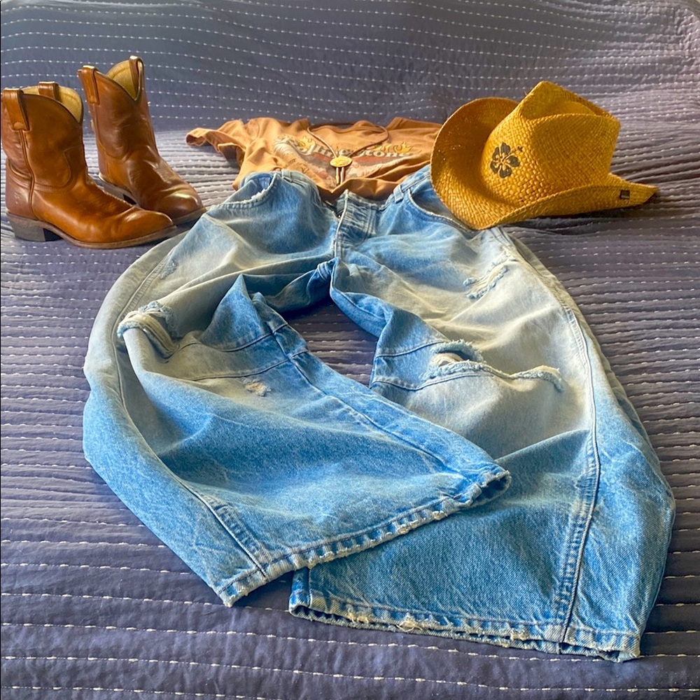 We The Free Light Blue Button-Fly Barrel Jeans! 🌵